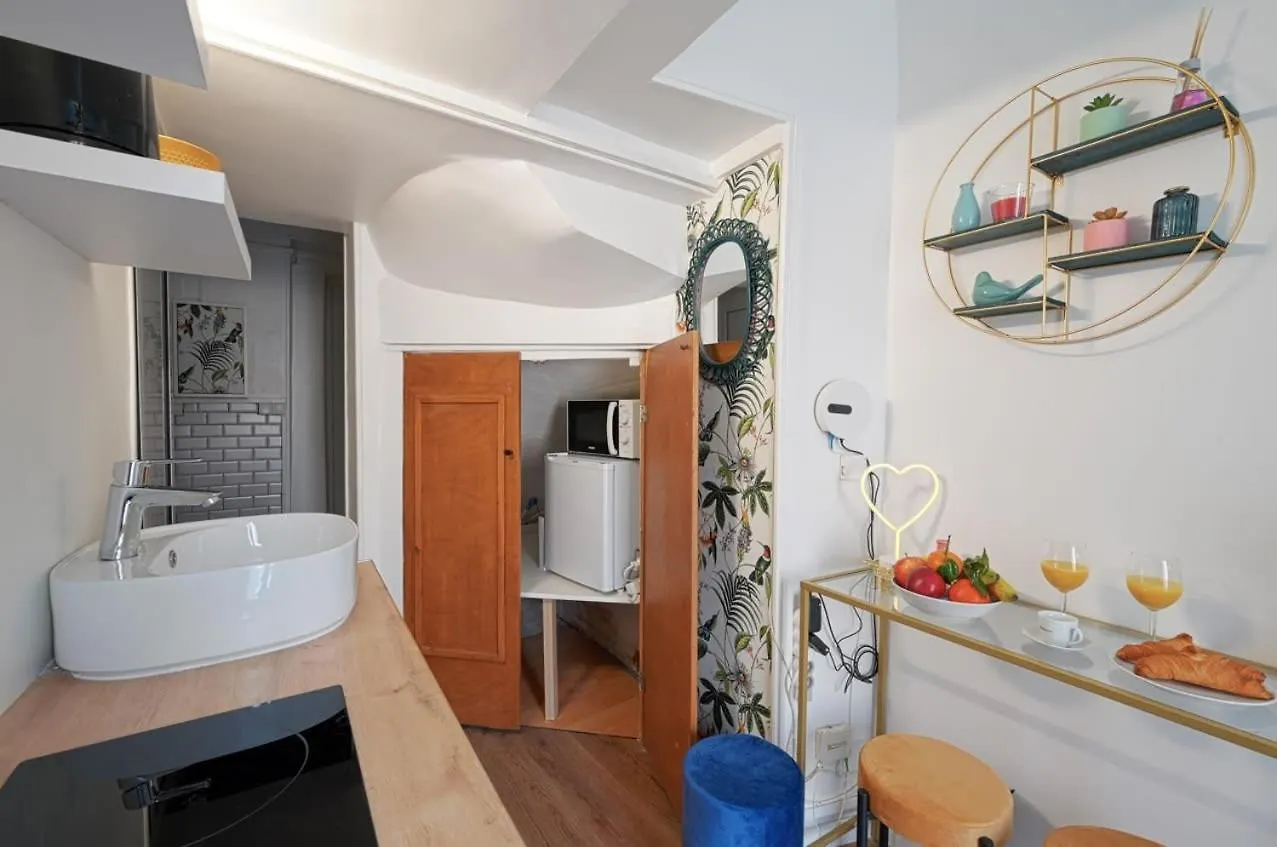Adorable Updated Studio In The Heart Of The Bustling Le Marais District Apartment Paris