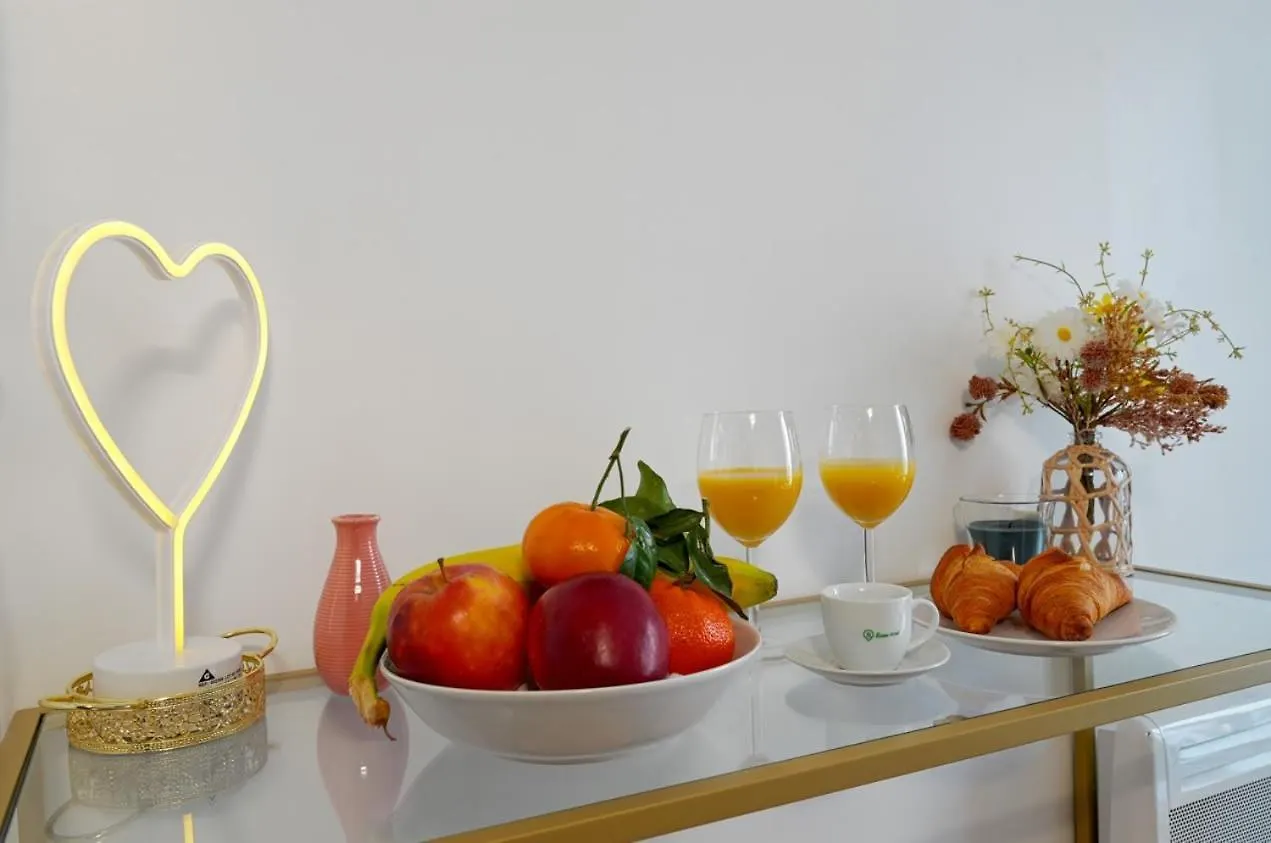 Adorable Updated Studio In The Heart Of The Bustling Le Marais District Daire Paris